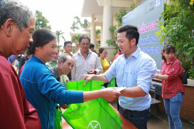 trao-tang-ngo-giongden-20000-nong-ho-nho-170825_20201109_553.jpg Người dân vui mừng nhận ngô giống hỗ trợ từ gói 'Better Life Farming'.