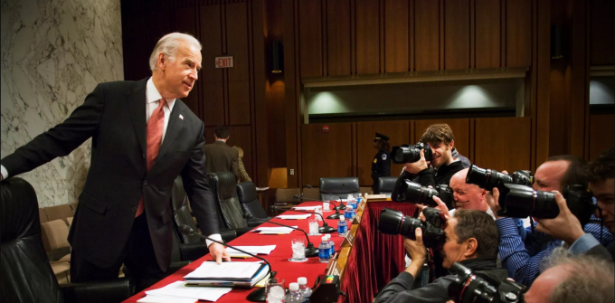biden-at-senate-204313_672.jpg Chủ tịch Ủy ban Đối ngoại Thượng viện Hoa Kỳ Joe Biden trước phiên điều trần về các lựa chọn chính sách ở Iraq, ngày 10/1/2007. Ảnh: Getty Images.