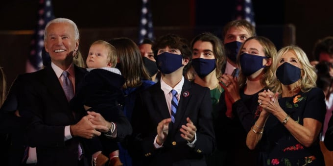 biden-va-gia-dinh-081132_533.jpg Tổng thống đắc cử Joe Biden và gia đình xem pháo hoa sau bài phát biểu của ông trước quốc dân ở Wilmington, Delaware, ngày 7/11/2020. Ảnh: Getty Images.