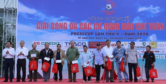 trao-qua-223340_453.jpg Ban tổ chức Vòng chung kết Press Cup 2020 trao quà cho 10 gia đình chính sách tại TP. Sầm Sơn.