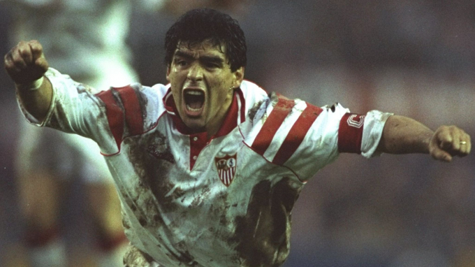 Diego Maradona trong màu áo Sevilla.