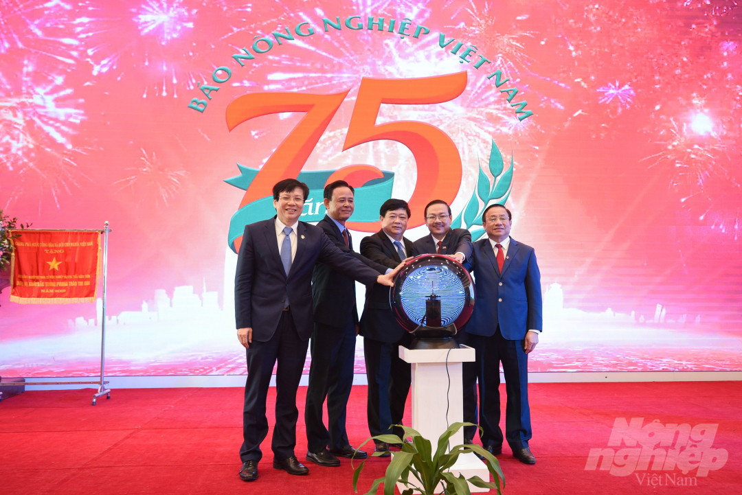 ky-niem-75-nam-thanh-lap-va-ra-mat-he-sinh-thai-bao-nnvn-113415_20201204_631.jpg Thứ trưởng Thường trực Hà Công Tuấn cùng Bí thư Đảng ủy, Tổng Biên tập Báo Nông nghiệp Việt Nam Nguyễn Ngọc Thạch và các ông Nguyễn Thế Kỷ, Hồ Quang Lợi, Lê Đình Sơn bấm nút ra mắt hệ sinh thái Báo Nông nghiệp Việt Nam. Ảnh: Đinh Tùng.