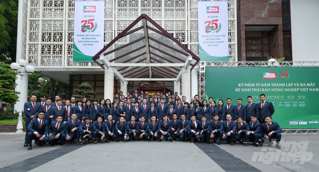 ky-niem-75-thanh-lap-va-ra-mat-he-sinh-thai-bao-nong-nghiep-viet-nam-085205_20201204_358.jpg Đội ngũ những người làm Báo Nông nghiệp Việt Nam. Ảnh: Đinh Tùng.