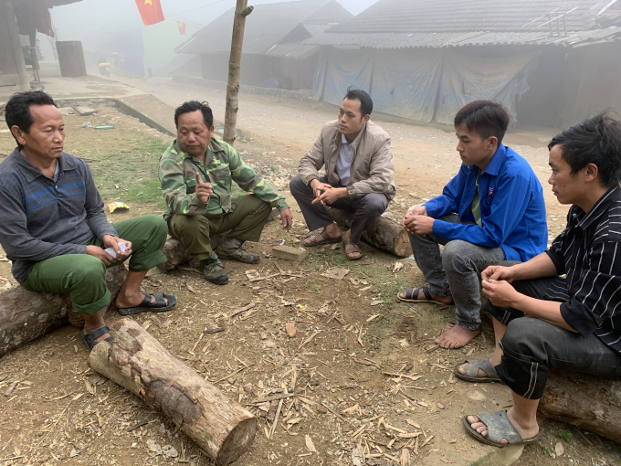 ong-chong-2-173731_335.jpg Ông Vừ Vả Chống trao đổi kinh nghiệm trồng cây pơmu với dân bản.