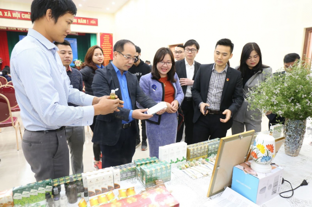 thanh-nien-ocop-142025_217.jpg Các đại biểu tìm hiểu về những sản phẩm OCOP bên lề hội thảo.