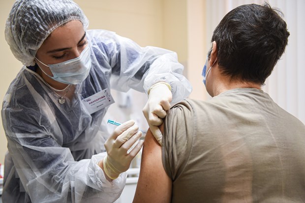 tiem-vacxin-201934_498.jpg Một người được chủng ngừa vacxin chống lại Covid-19 tại Nga. Ảnh minh họa: THX/TTXVN.