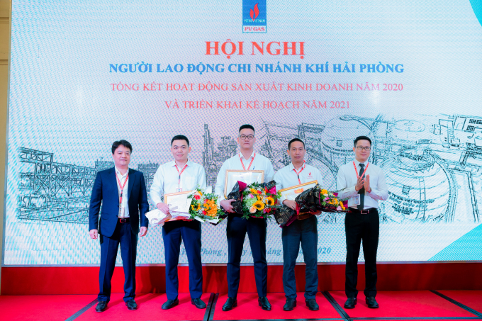 3a-khen-thuong-don-vi-xuat-sac-191013_793.jpg Khen thưởng đơn vị thuộc KHP.