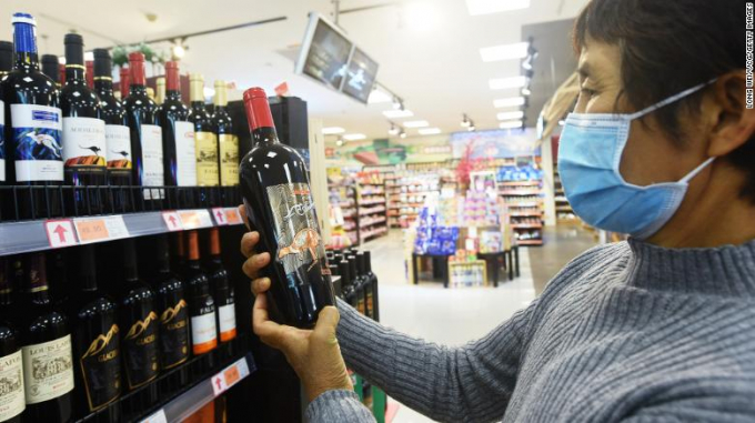 16-wine-imported-from-australia-at-a-supermarket-on-november-27-in-hangzhou-zhejiang-province-of-china-cnn-174522_1000.jpg Rượu vang nhập khẩu từ Australia được bán trong một siêu thị ở Hàng Châu (Chiết Giang, Trung Quốc). Ảnh: CNN.