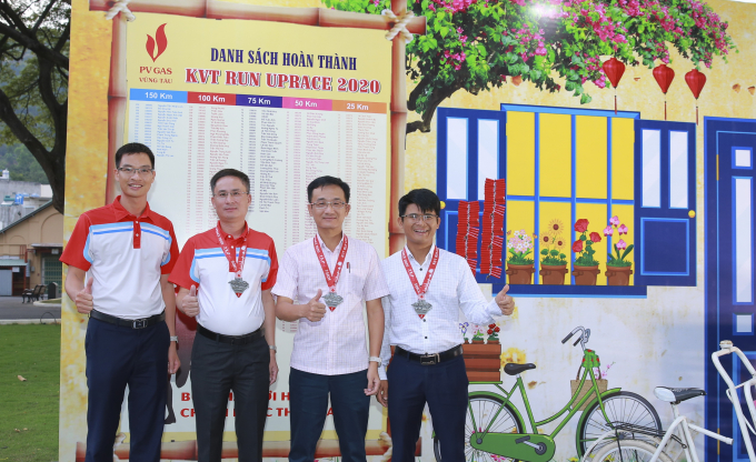 1-nhan-chung-nhan-q1-200524_712.jpg Các lãnh đạo KVT nhận chứng nhận hoàn thành chặng đua 2020.