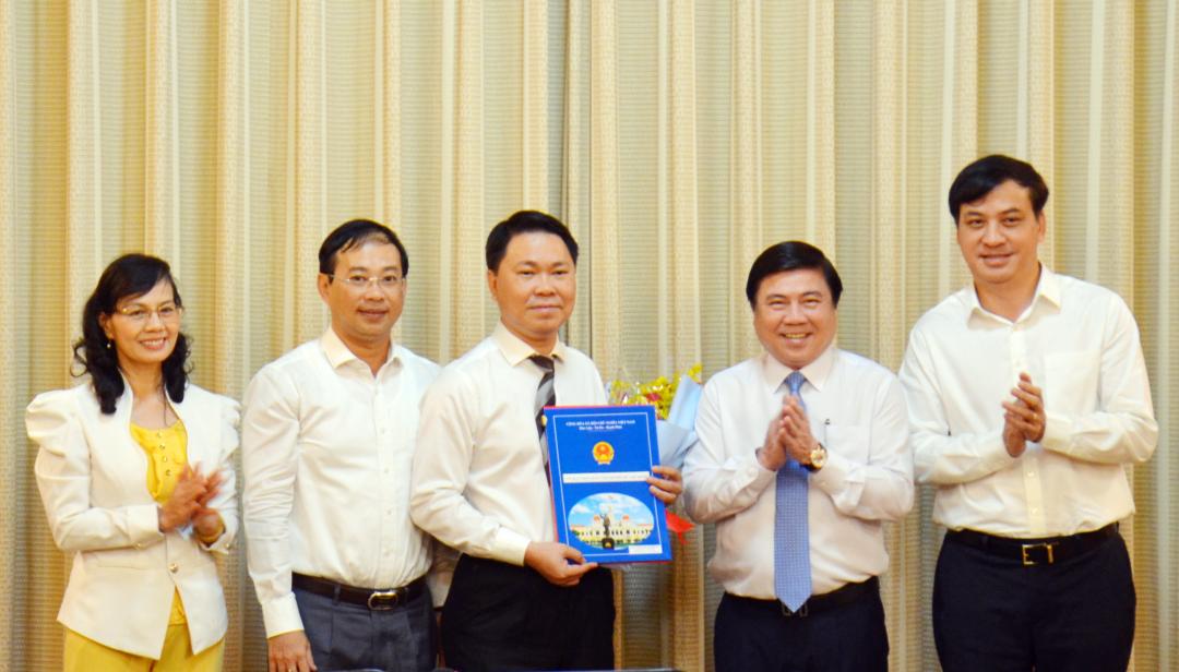 Lãnh đạo UBND TP.HCM, và huyện Bình Chánh chúc mừng ông Trần Hoàng Quân nhận nhiệm vụ mới. Ảnh: Ng.N.