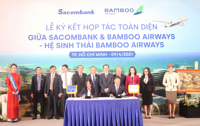 a1-1-135142_145.jpg Bà Nguyễn Đức Thạch Diễm – thành viên HĐQT kiêm Tổng giám đốc Sacombank cùng ông Đặng Tất Thắng – Phó Chủ tịch thường trực HĐQT kiêm Tổng giám đốc Bamboo Airways ký kết thỏa thuận hợp tác dưới sự chứng kiến của lãnh đạo hai bên.
