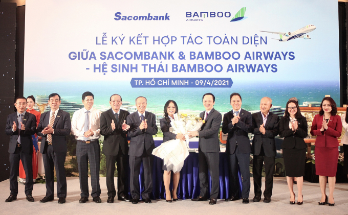 a2-1-135140_725.jpg Đại diện lãnh đạo Sacombank và Bamboo Airways trao tặng hoa lưu niệm tại sự kiện.