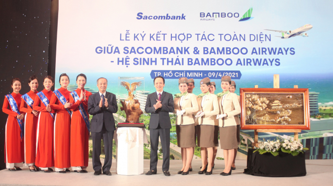 a5-135143_981.jpg Chủ tịch HĐQT Sacombank và Bamboo Airways tại sự kiện.