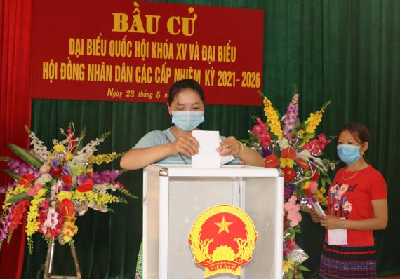 Cử tri huyện Trạm Tấu đi bầu cử. Ảnh: Thái Sinh.