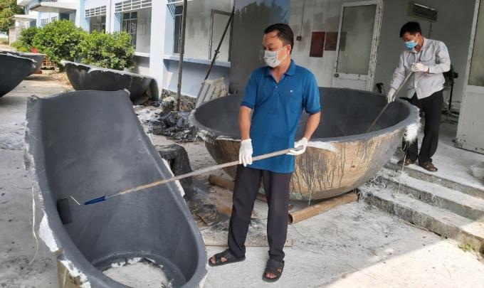 Tra Vinh Science and Technology Information and Application Center has mastered the technology of producing high quality biogas tanks made from composite materials. Photo: Minh Dam.