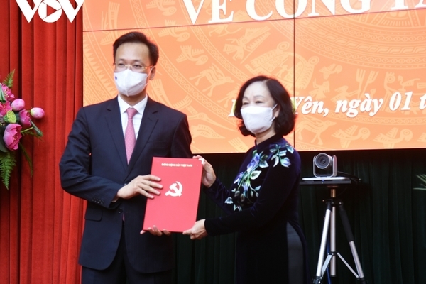 pho-ban-kinh-te-trung-uong-duo-c-die-u-do-ng-la-m-bi-thu-ti-nh-u-y-hung-yen-150107_699.jpg Bà Trương Thị Mai, Ủy viên Bộ Chính trị, Trưởng ban Tổ chức Trung ương trao quyết định cho ông Nguyễn Hữu Nghĩa. Ảnh: VOV.