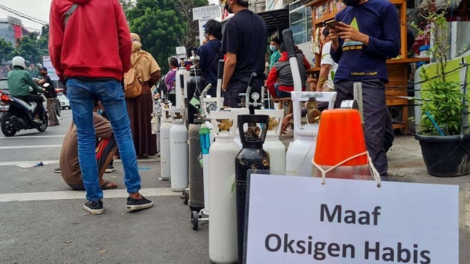 16-a-sign-that-reads-sorry-out-of-oxygen-outside-an-oxygen-refilling-shop-getty-images-085818_324.jpg Cảnh xếp hàng chờ nạp ôxy ở Indonesia. Ảnh: Getty Images.