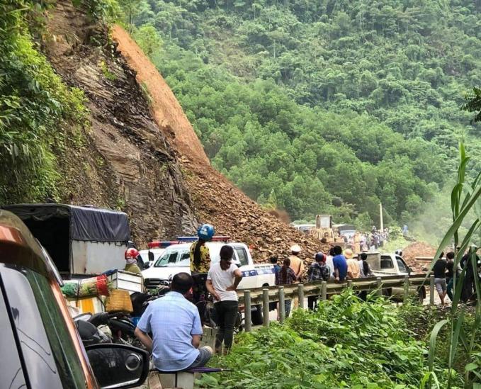 Mưa lớn sáng 11/8 đã khiến 4 tuyến đường giao thông ở Hà Giang bị hư hỏng nặng, gây ách tắc trong nhiều giờ đồng hồ. Ảnh: TL.