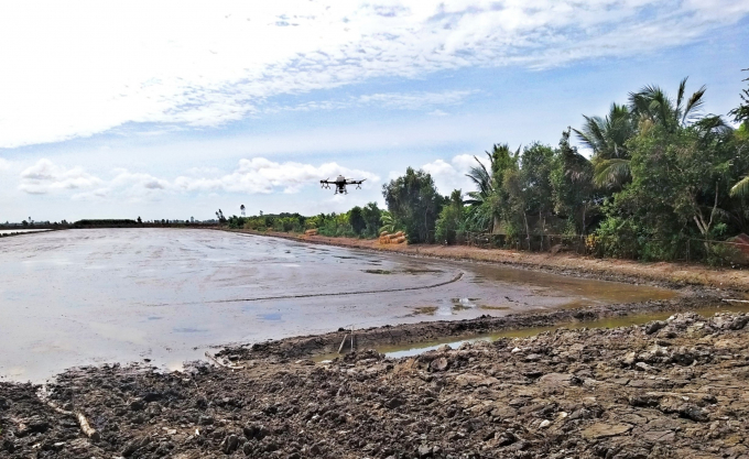 a3-092354_938.jpg Drone sạ giống lúa mùa nổi.