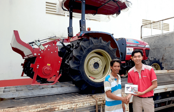 giao-may-cho-khach-hang-173322_345.jpeg Một khách hàng nhận máy kéo Yanmar EF494T.
