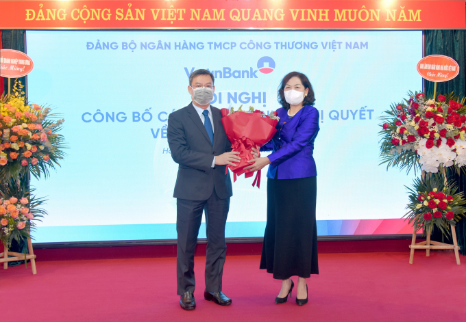 a1-141956_491.jpg Đồng chí Nguyễn Thị Hồng - Ủy viên Ban Chấp hành Trung ương Đảng, Bí thư Ban cán sự Đảng, Thống đốc Ngân hàng Nhà nước Việt Nam tặng hoa chúc mừng đồng chí Trần Minh Bình - tân Bí thư Đảng ủy VietinBank.