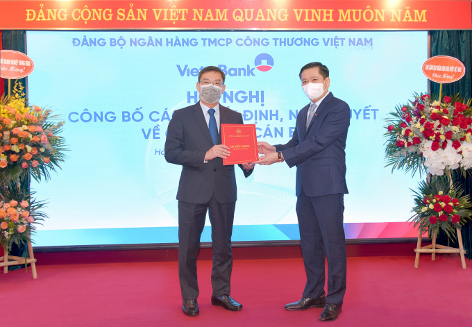 a2-142054_428.jpg Đồng chí Nguyễn Long Hải - Ủy viên Dự khuyết Ban Chấp hành Trung ương Đảng, Bí thư Đảng ủy Khối Doanh nghiệp Trung ương trao quyết định cho đồng chí Trần Minh Bình - tân Bí thư Đảng ủy VietinBank.