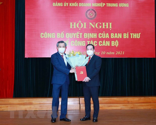 Ông Nguyễn Quang Dương, Ủy viên Trung ương Đảng, Phó Trưởng Ban Tổ chức Trung ương trao quyết định cho ông Hồ Xuân Trường. Ảnh: Phương Hoa/TTXVN.