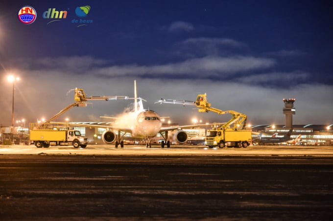 de-heus-11-085253_552.jpg Lô heo được bố trí về tới sân bay quốc tế Tân Sơn Nhất vào buổi tối nhằm hạn chế tối đa tình trạng sốc nhiệt có thể xảy ra.