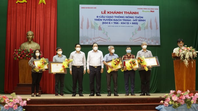 khanh-thanh-cau-1-153840_77.jpg Các tổ chức, cá nhân được tuyên dương trong lễ khánh thành 8 cầu giao thông nông thôn trên tuyến đường Rạch Tràm - Mỹ Bình (huyện Đức Huệ).