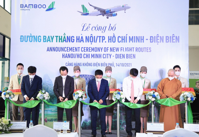 a5-214822_286.jpg Các lãnh đạo tham gia cắt băng trong khuôn khổ sự kiện.