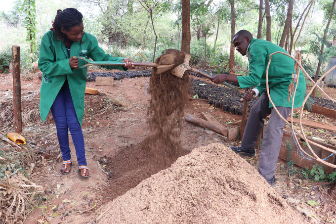 Quá trình đảo bokashi để giảm nhiệt tại RIDEP, Tharaka Nithi County. Nông dân có thể tự làm phân bón bokashi bằng các nguyên liệu sẵn có tại địa phương. Ảnh: Mongabay.