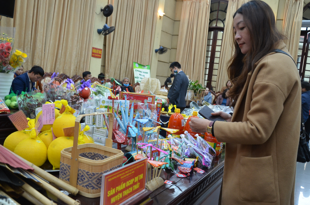 co-gi-o-cho-dem-tren-may-toi-thu-sau-nay-074242_625.jpg Những sản phẩm OCOP dự thi.
