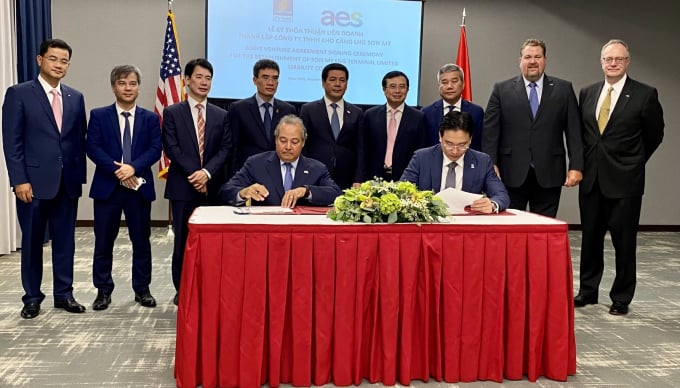 01-ky-ket-thoa-thuan-164343_390.jpg Ông Nguyễn Thanh Bình, Phó Tổng giám đốc PV GAS và ông Bernerd Da Santos - Phó Chủ tịch Thường trực kiêm Giám đốc điều hành AES thực hiện nghi lễ ký kết Thỏa thuận thương mại.