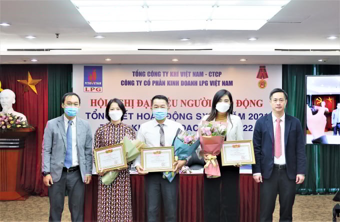 a2-vinh-danh-3-tap-the-133100_789.jpg Vinh danh 3 tập thể điển hình xuất sắc, tiên tiến của PV GAS LPG trong hoạt động sản xuất kinh doanh năm 2021.