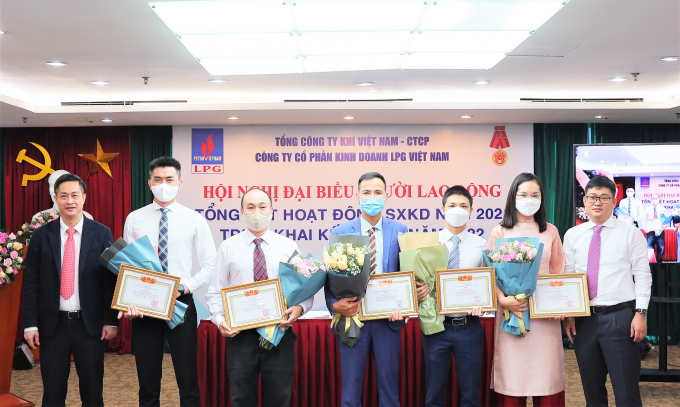 a3-vinh-danh-5-ca-nhan-dien-hinh-133101_389.jpg Khen thưởng 5 cá nhân điển hình xuất sắc năm 2021 của PV GAS LPG.