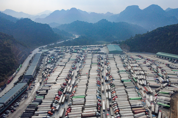chinh-phu-chi-dao-6-bo-khac-phuc-un-tac-nong-san-tai-lang-son-222328_774-222434-162200.jpeg Các xe container chở hàng hóa xuất khẩu ùn ứ tại cửa khẩu tỉnh Lạng Sơn những ngày qua. Ảnh: Tùng Đinh.