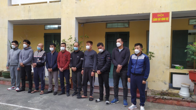 z3066193102408_8dc2276f895fe6237c3533a82ecc83ff-111915_66.jpg Các đối tượng cầm đầu đường dây cá độ quy mô lớn tại trụ sở cơ quan điều tra.