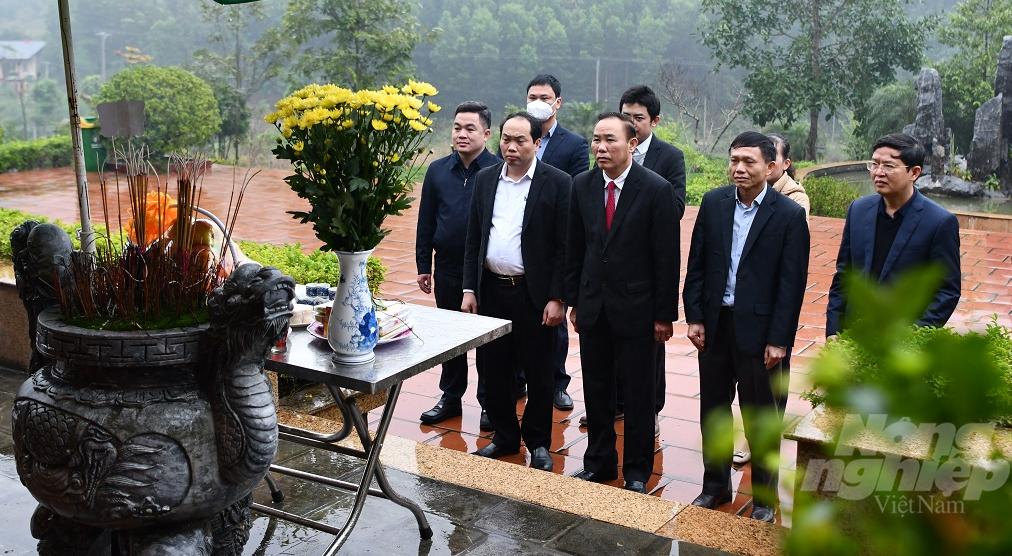Thứ trưởng Phùng Đức Tiến dẫn đầu đoàn cán bộ Bộ NN-PTNT dâng hương tri ân các thế hệ đi trước.