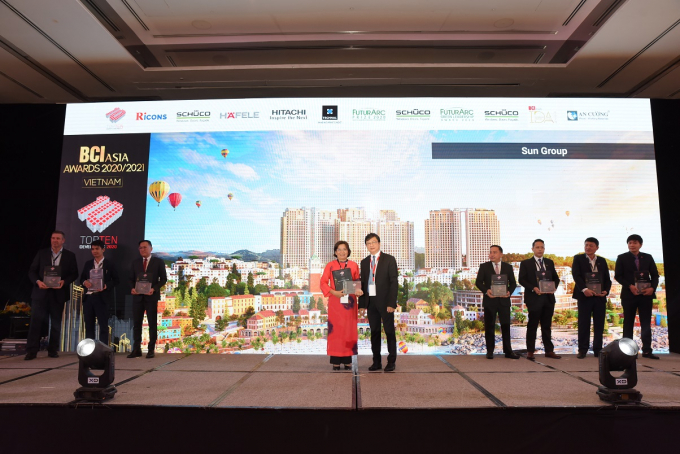 ba-nguyen-lam-nhi-thuy-truong-van-phong-dai-dien-sun-group-tai-tp-ho-chi-minh-nhan-giai-top-10-chu-dau-tu-hang-dau-viet-nam-tai-le-trao-giai-bci-awards-2020-va-2021-163119_824.jpg Bà Nguyễn Lâm Nhi Thùy, Trưởng Văn phòng Đại diện Sun Group tại TP Hồ Chí Minh nhận giải 'Top 10 chủ đầu tư hàng đầu Việt Nam' tại Lễ trao giải BCI Awards 2020 và 2021.