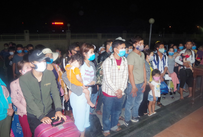 cach-ly-2-162650_326.jpg Hơn 1000 công dân từ Lào về. Ảnh: Quang Đạo.