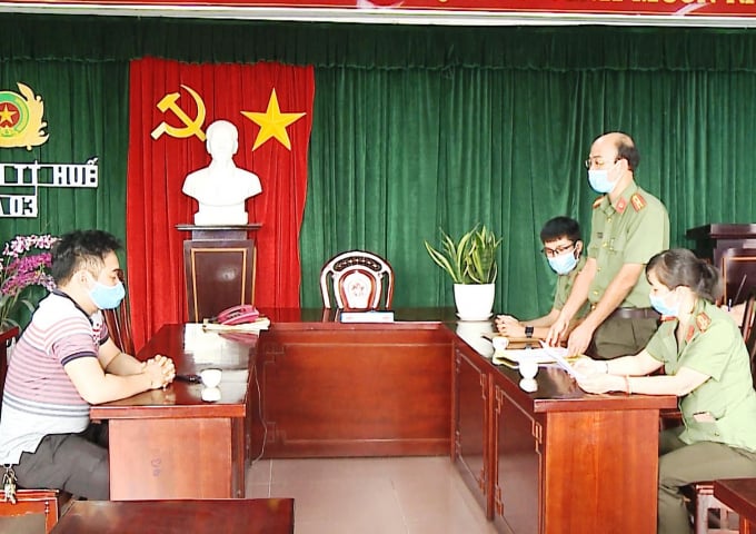 anh-151707_103.jpg Lực lượng chức năng đang tiến hành làm việc với ông Nguyễn Thanh H. (trái). Ảnh: Công an cung cấp.