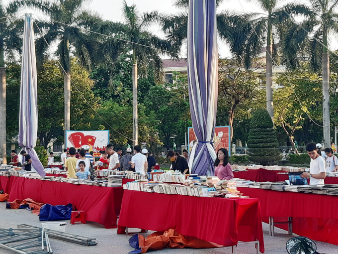trung-bay-sach-1-201924_225.jpg Cơ quan chức năng Thừa Thiên- Huế đã xử phạt đơn vị tổ chức Hội chợ sách xuyên Việt vì trưng bày, bán 'sách lậu'. Ảnh: Tiến Thành.