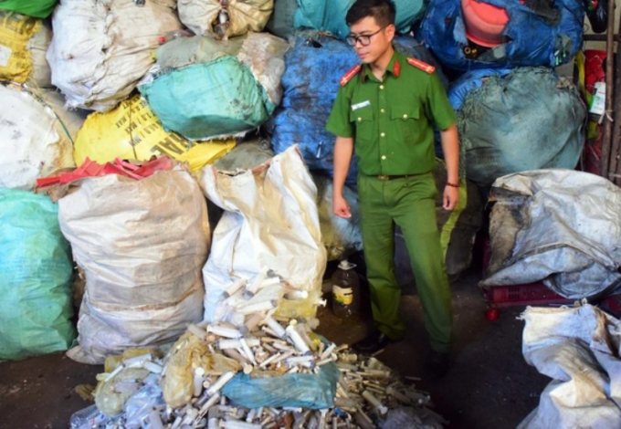 anh-080442_713.jpg Công an tỉnh Thừa Thiên- Huế phát hiện 9 bao tải chứa rác thải y tế nguy hại, gồm bơm kim tiêm đã qua sử dụng tại cơ sở phế liệu của ông N.T. Ảnh: T.H.