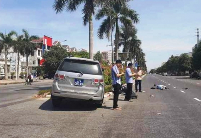 Người đi xe máy đã phải nhập viện cấp cứu sau va chạm với xe ô tô biển xanh.