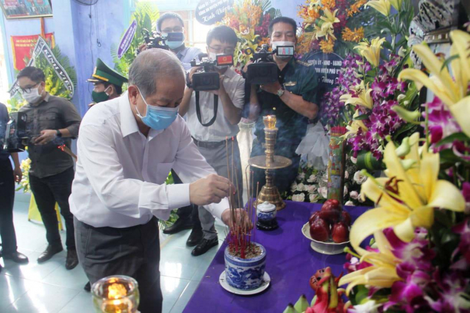 dang-huong-2-182849_562.jpg Chủ tịch UBND tỉnh Thừa Thiên- Huế Phan Ngọc Thọ dâng hương tưởng nhớ cố Tổng Bí thư Lê Khả Phiêu tại làng Rồng. Ảnh: T.T.