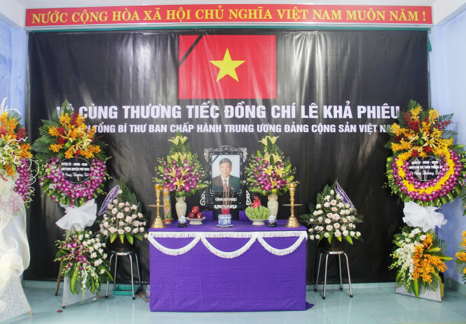 dang-huong-4-182808_95.jpg Người dân làng Rồng lập bàn thờ tưởng nhớ cố Tổng Bí thư Lê Khả Phiêu. Ảnh: T.T.