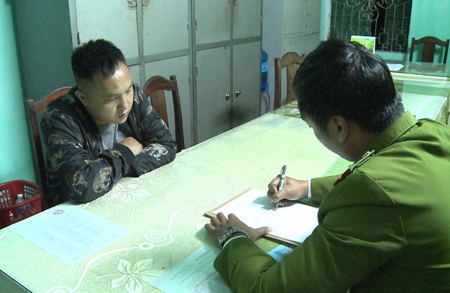 Cơ quan công an làm việc với nhóm người liên quan đến vụ việc cho vay nặng lãi. Ảnh: T.T.