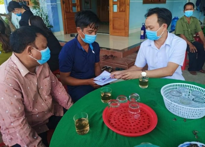 2971c2ed861d7143280c-200754_59.jpg Lãnh đạo huyện A Lưới thăm hỏi và hỗ trợ gia đình nạn nhân. Ảnh: L.K