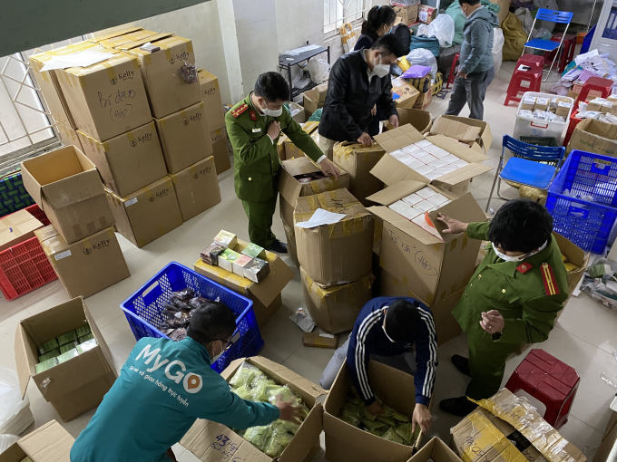 f51f3c98d362193c4073-204307_430.jpg Lực lượng chức năng phát hiện số lượng lớn thực phẩm có tác dụng tăng, giảm cân không rõ nguồn gốc, xuất xứ. Ảnh: C.A