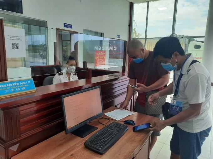 z2918088853561_63361bef2fd49a8c2ca16e5f298f00bb-105613_179.jpg Lái xe người Trung Quốc thực hiện khai báo y tế tại cửa khẩu Bắc Luân II. Ảnh: Nguyễn Thành